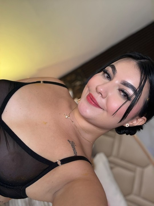 🔥 MIAA FARREL IS ONLINE! 🔥  She’s live and ready to make your day a little more exciting 😏✨ Come say hi, get comfortable and let the fun begin! 💋  👉 Don’t miss her room — Miaa
