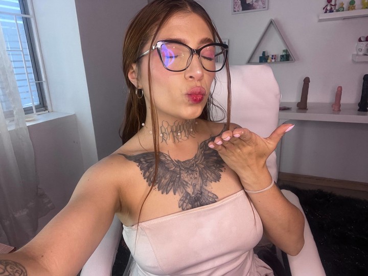 Cosplay cutie with a teasing little secret ✨