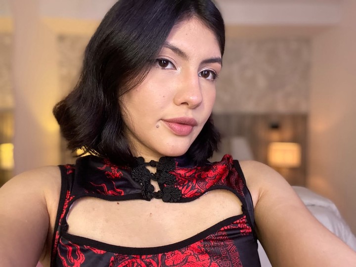 Sweetie, I'm online now. I'm waiting for you so we can have a great time. I have a surprise for you today in my private show—I'll be waiting for you.